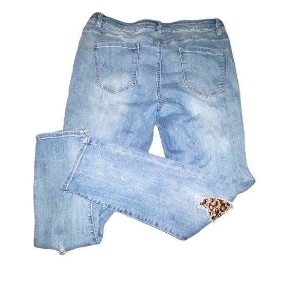 Bebe Animal Print
Distressed & Destructed Embellished
Blue Jean Size 32 - Picture 4 of 5